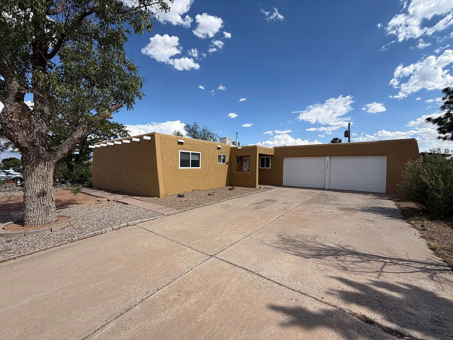 3 Bedroom Single Story Home Available Near Unser Blvd NW & Paradise Blvd NW! — Photo 1