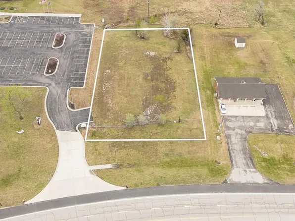 215 State Ave, Tonganoxie, KS 66086