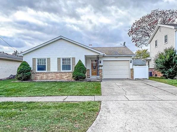 222 Ponderosa Dr, Oregon, OH 43616