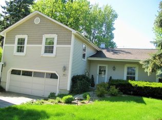 208 Arapahoe Trl, Carol Stream, IL 60188