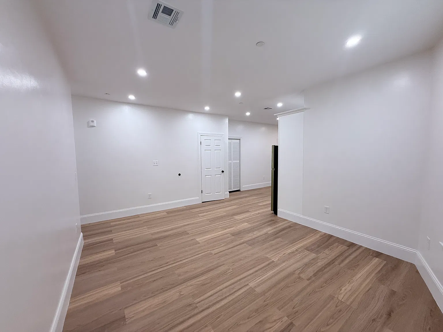 4 bed, 9999 sqft, $1,000 — Photo 1