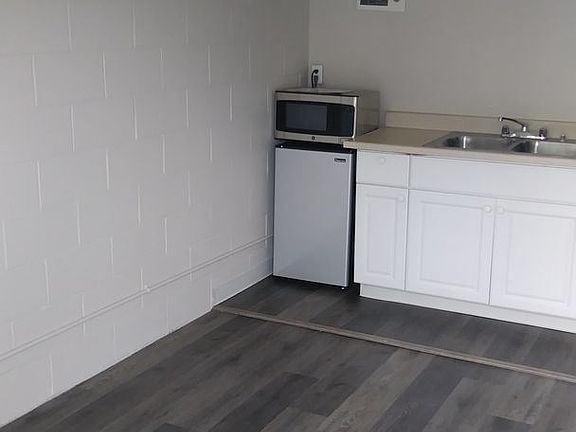 3rd image of 1601 Beloit Ave APT 26