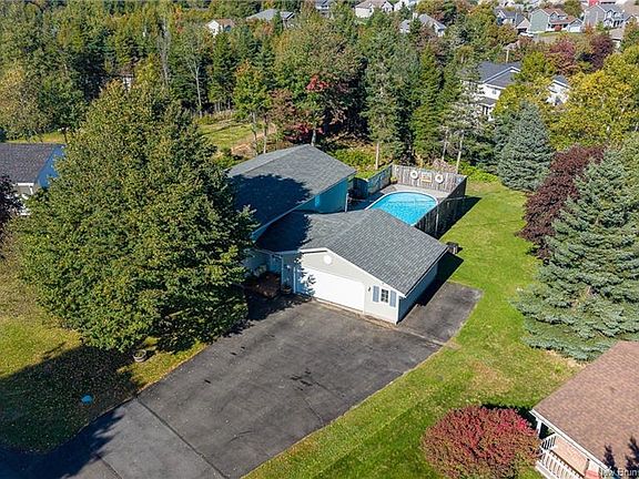 4th image of 10 Timberline Cres