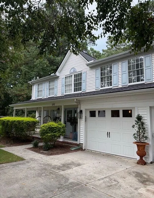 4 bed, 2.5 bath, 2400 sqft, $4,500 — Photo 2