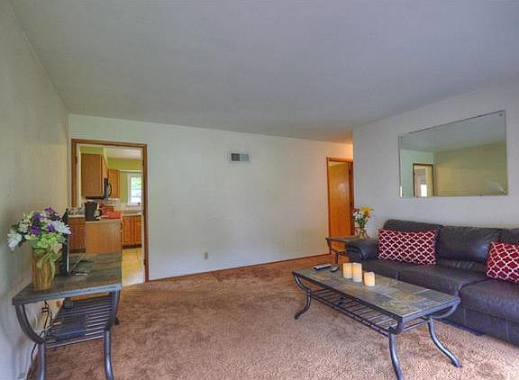 3rd image of 890 Gladiola Dr