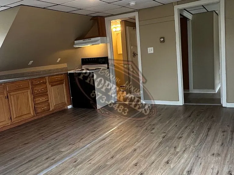 12 Oak St — Photo 3