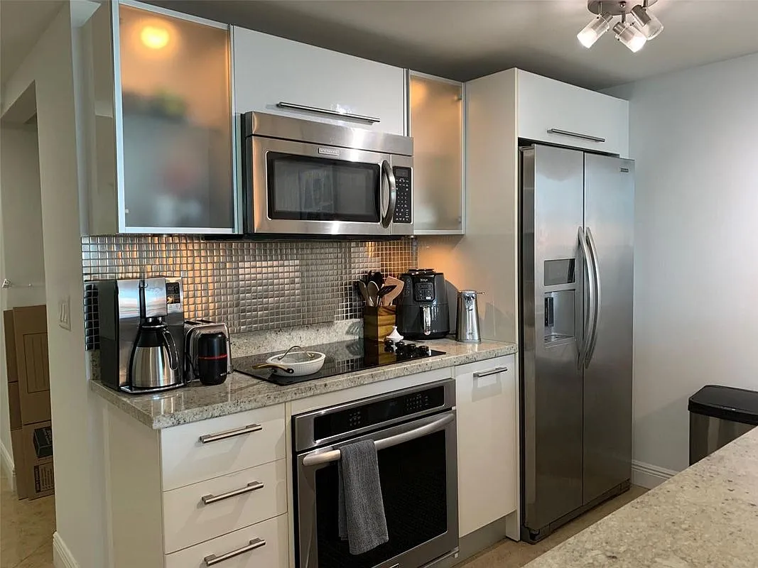 2 bed, 2.5 bath, 1290 sqft, $3,600 — Photo 3