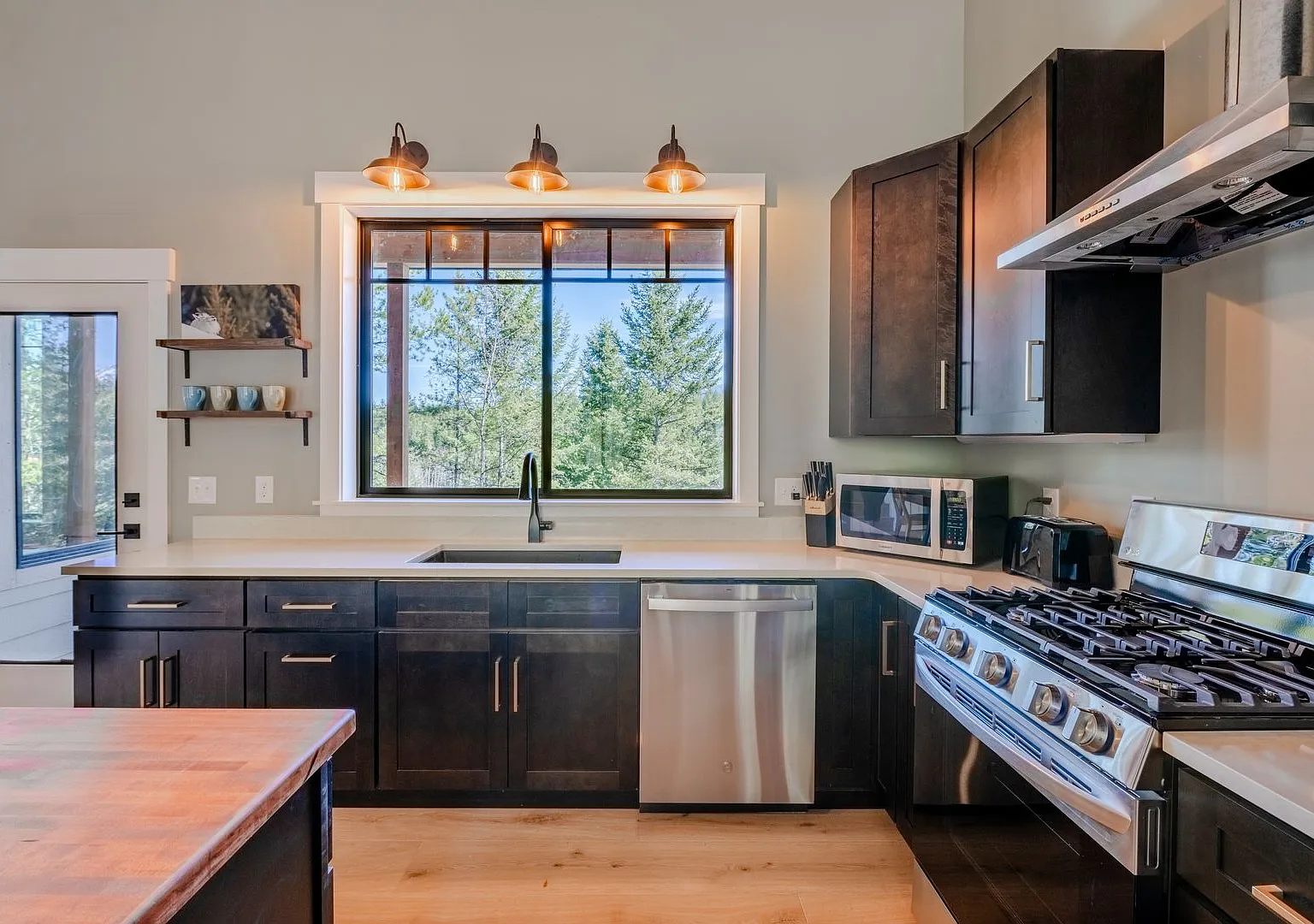137 Alpha Road - - Fully Furnished Home Available ONLY October 2026 - May 2027 — Photo 4