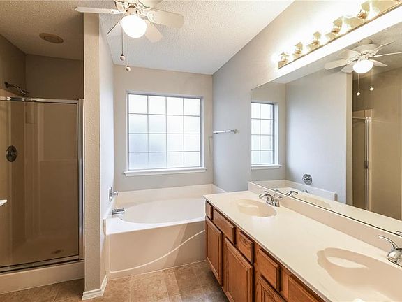 4th image of 2723 Red Oak Dr