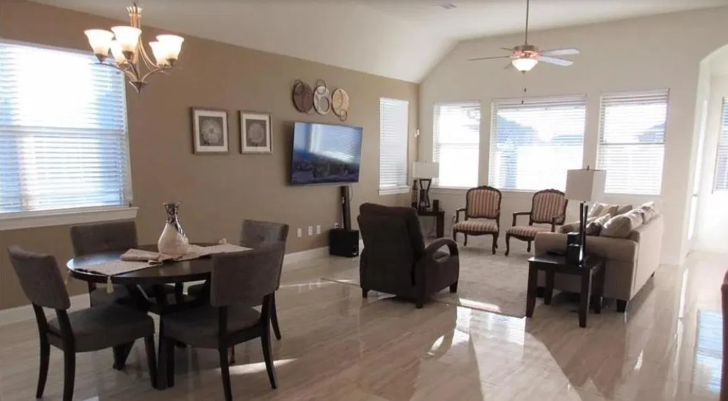 3 bed, 2.0 bath, 1833 sqft, $2,450 — Photo 2