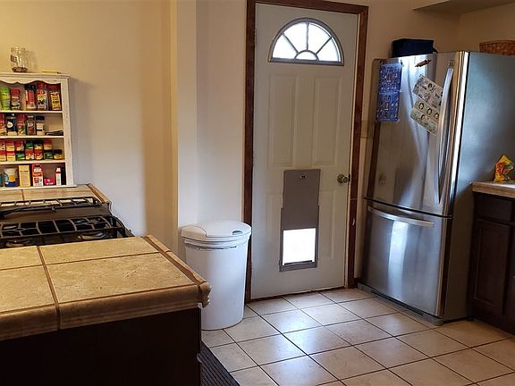 4th image of 820 W 5th St