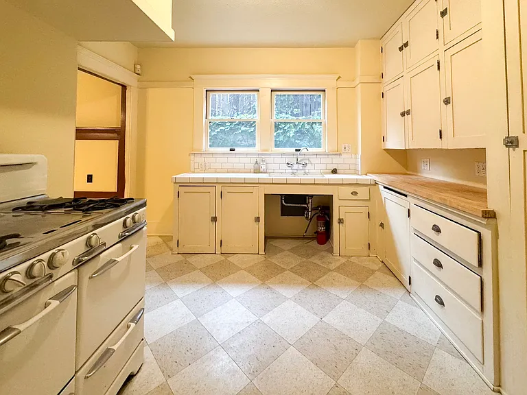 1123 Marion Ave — Photo 14