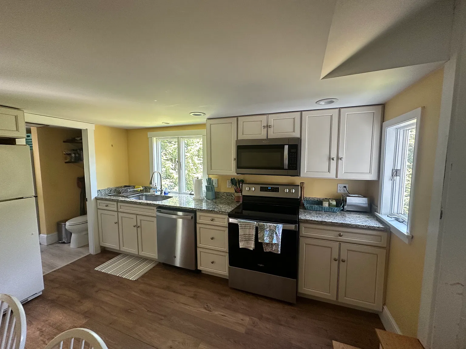 3 bed, 1.5 bath, 1400 sqft, $3,300 — Photo 2
