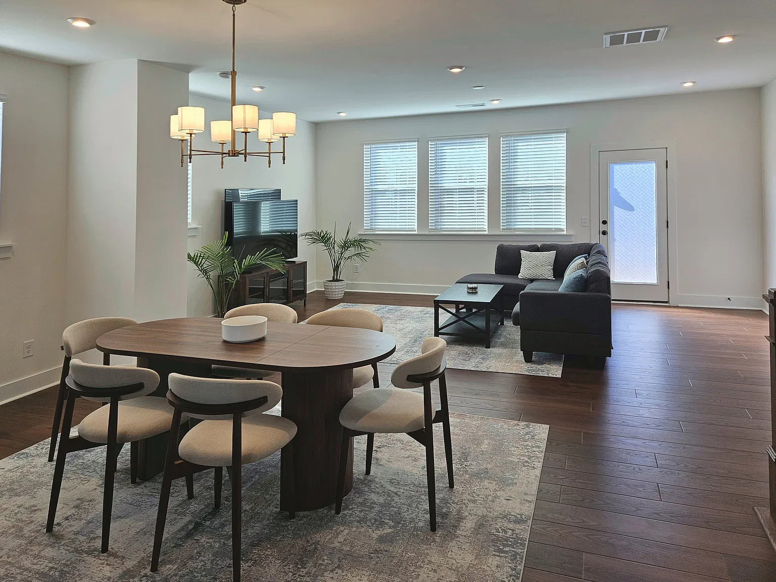 3 bed, 1991 sqft, $3,100 — Photo 3