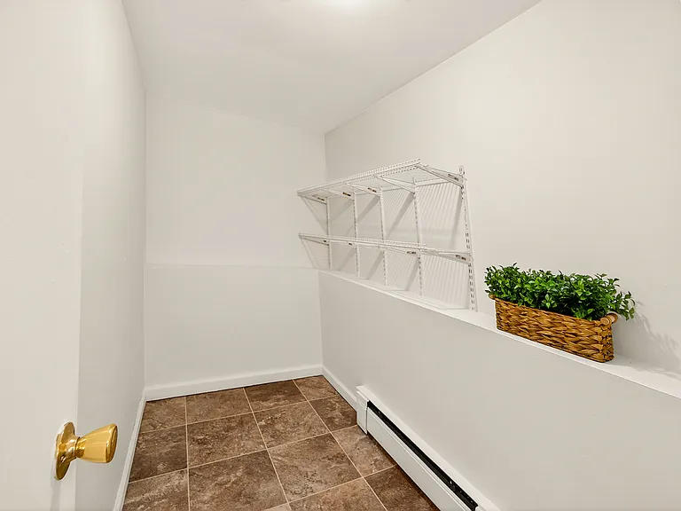 1 Br Extra Large Walk-In Pantry