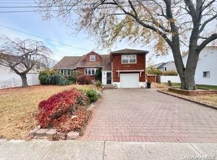 74 Madison Ave, Island Park, NY 11558