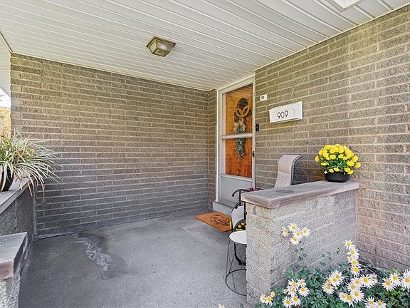 4th image of 909 Lynda Ln
