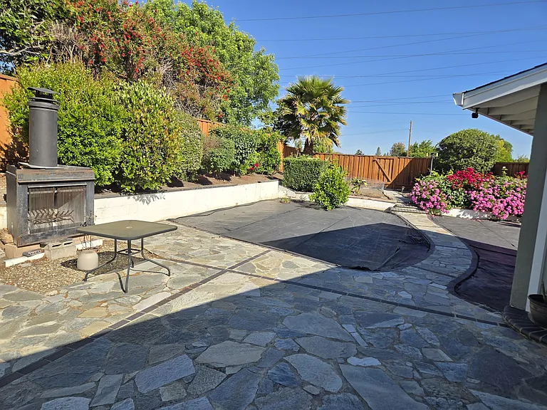 325 Goshen Ct — Photo 4