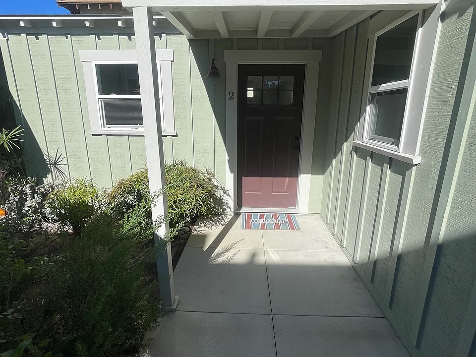1066 Robinson Ave #2R