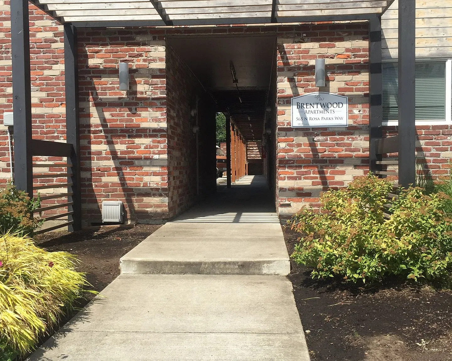 Lower 1bed, onsite laundry, great location! All dogs welcome! — Photo 1