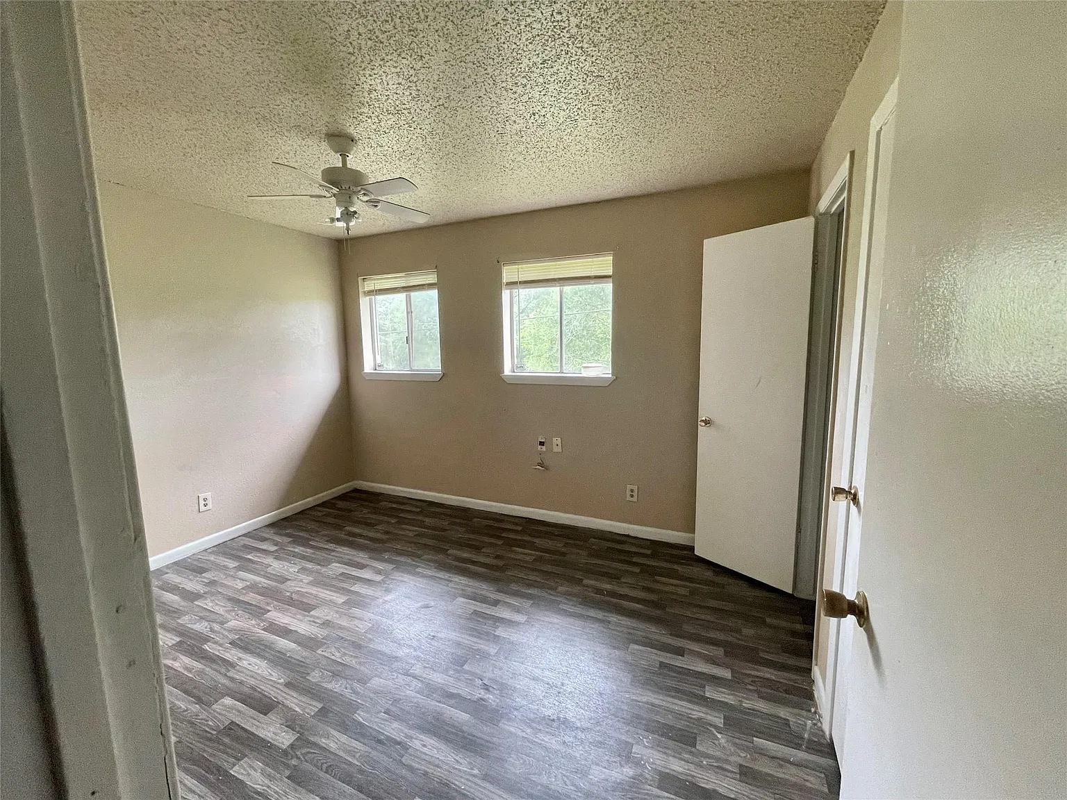 2 bed, 1.0 bath, 4932 sqft, $950 — Photo 4