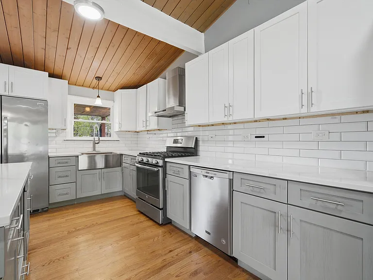 166 W Bradley St — Photo 7