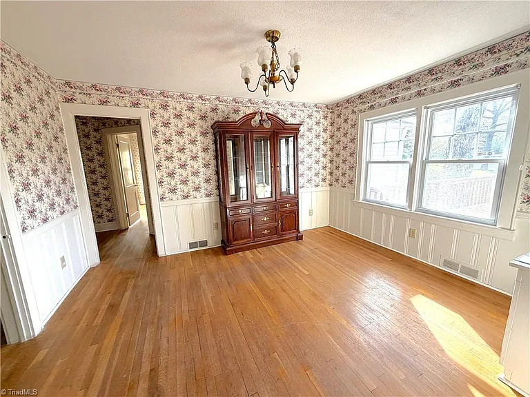 5512 Winona St — Photo 3