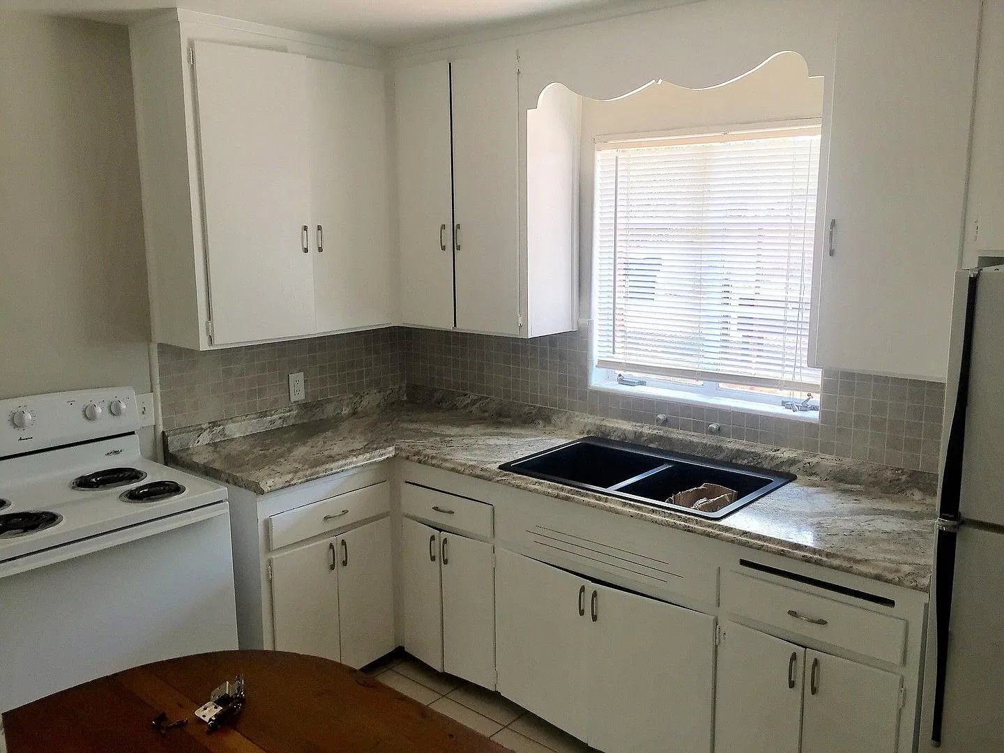 3 bed, 1.0 bath, 1100 sqft, $1,399 — Photo 2