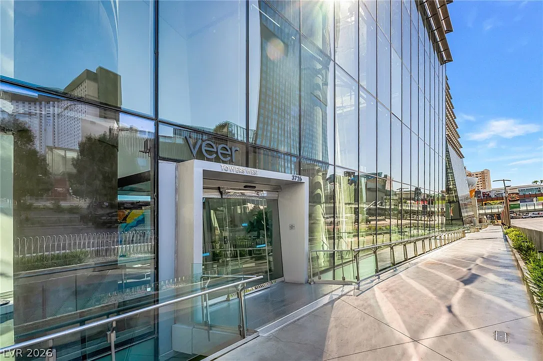 1 bed, 1.0 bath, 835 sqft, $3,300 — Photo 2