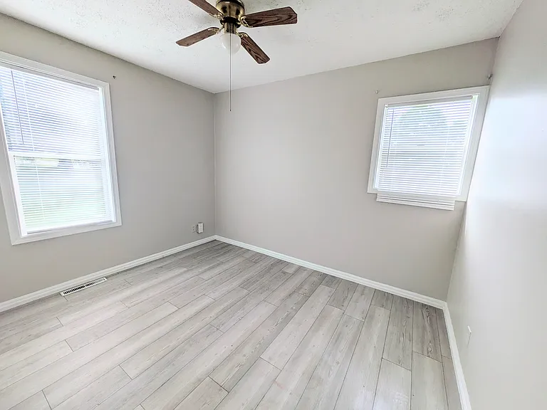 14802 White Ave — Photo 9