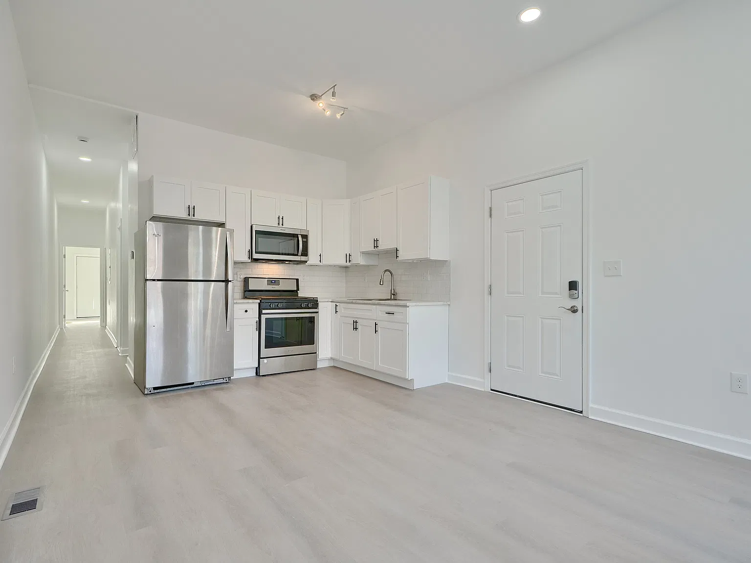 3 bed, 1000 sqft, $1,500 — Photo 1
