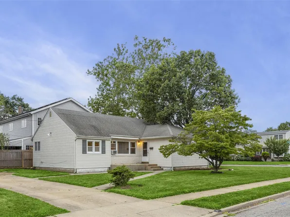 8 Farmedge Rd, Bethpage, NY 11714