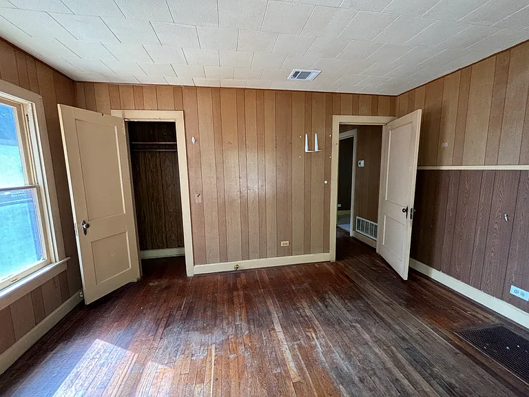 1126 Victoria St — Photo 10