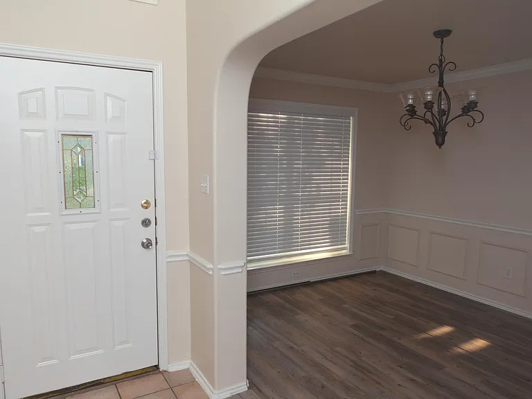 1600 Quarry Dr — Photo 2