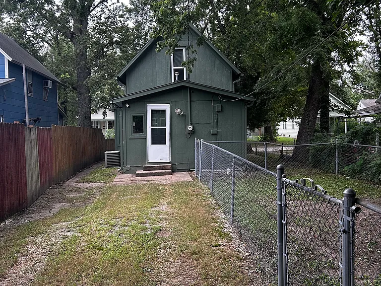 804 NE Oakland Ave — Photo 3