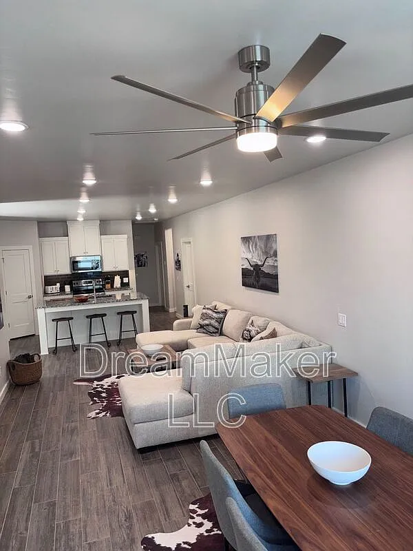 4 bed, 2.5 bath, 2201 sqft, $2,795 — Photo 3
