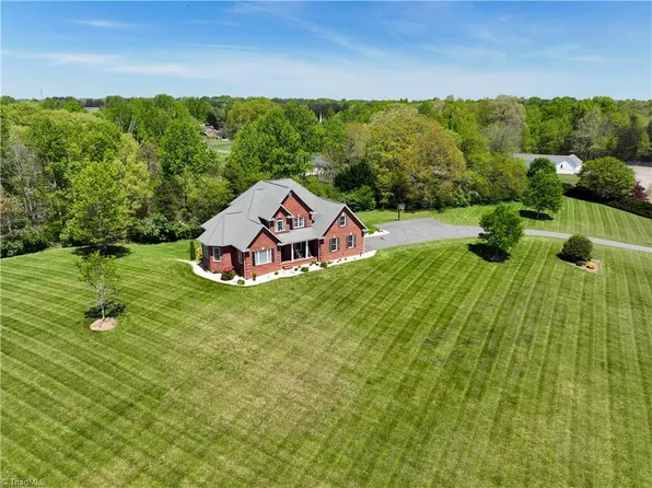 108 Toms Creek Bluff Ln, Pilot Mtn, NC 27041
