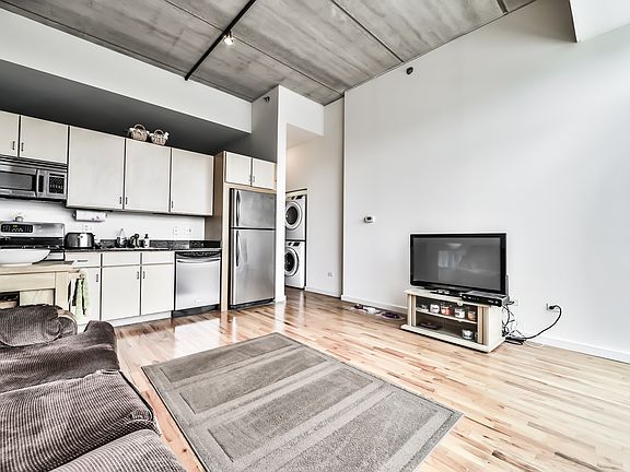 4th image of 630 N Franklin St #1113