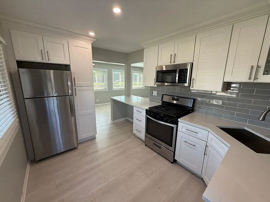 Charming 2-Bedroom Apartment in Ideal Libertyville Location — Photo 3