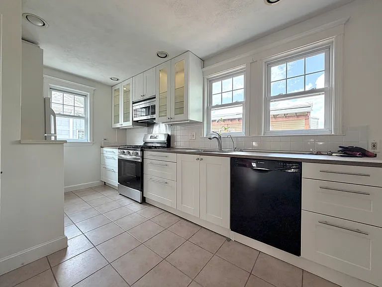 8 Douglas Ave #2 — Photo 2