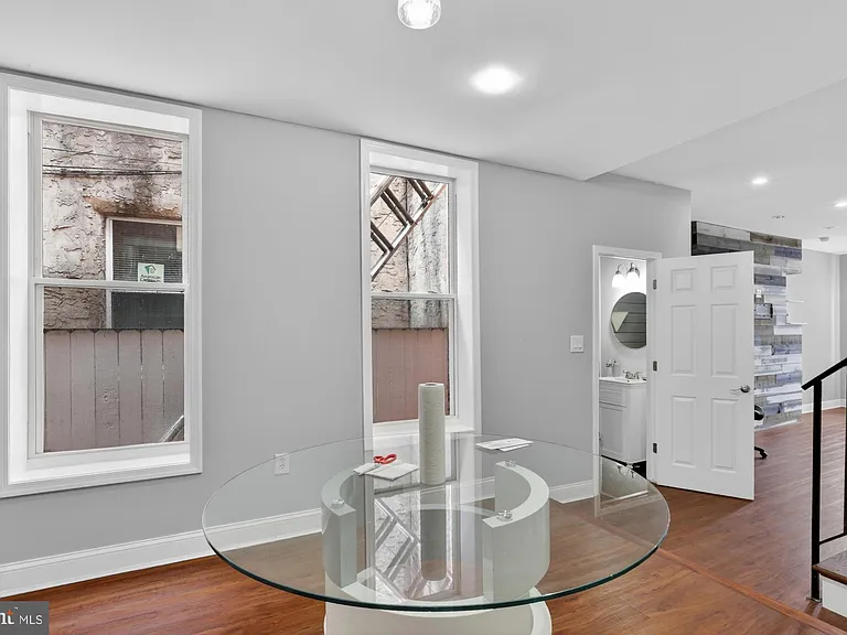 2319 E Somerset St — Photo 7