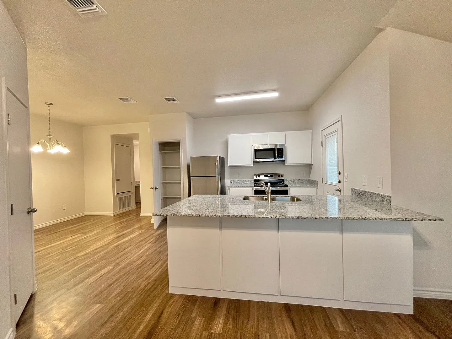 1814 Montell — Photo 4