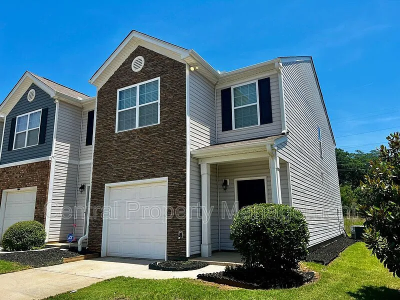 3 bed, 2.5 bath, 1470 sqft, $1,645 — Photo 2