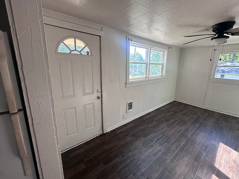 101 Walker Ln — Photo 4