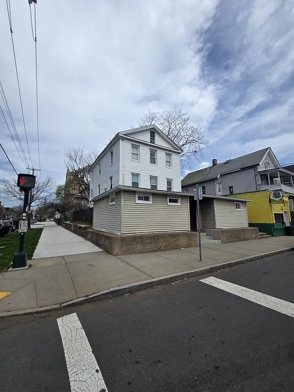 3 bed, 1.0 bath, 704 sqft, $1,900 — Photo 1
