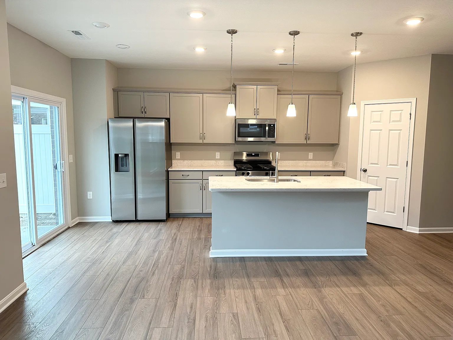 3 bed, 2.5 bath, 1424 sqft, $2,400 — Photo 3
