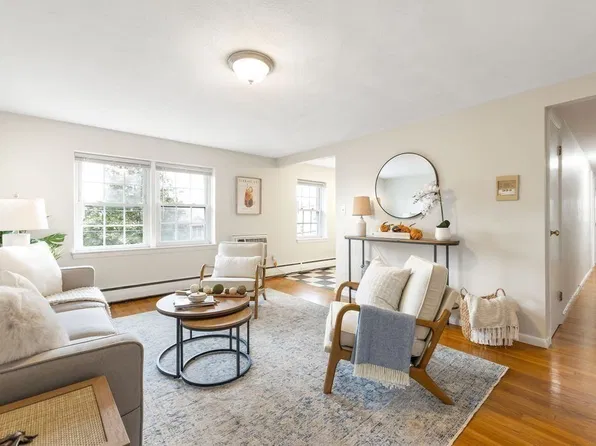 210 Hillside Ave APT 32, Needham, MA 02494