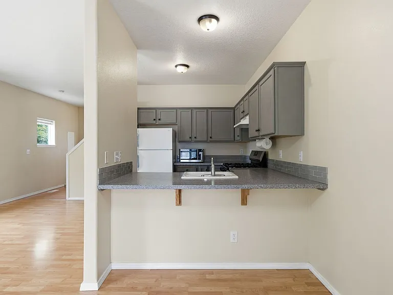 1499 NE Birkshire Ct — Photo 8