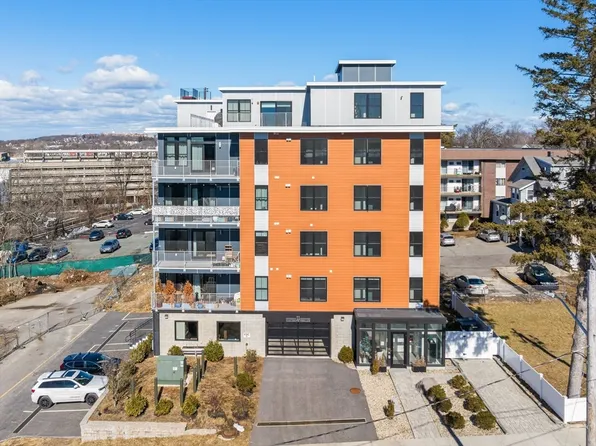 11 Oak Grove Ter #101, Quincy, MA 02169