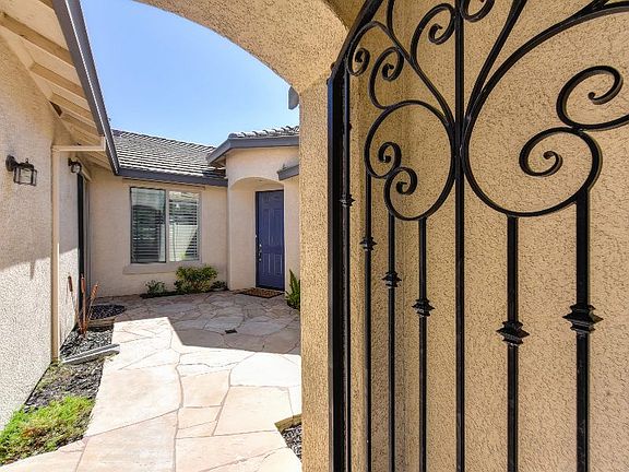 3rd image of 5047 Garlenda Dr